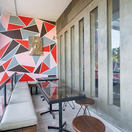 Super Oyo Flagship 91863 Metro House Hotel Surabaya Luaran gambar