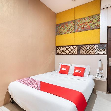 Super Oyo Flagship 91863 Metro House Hotel Surabaya Luaran gambar