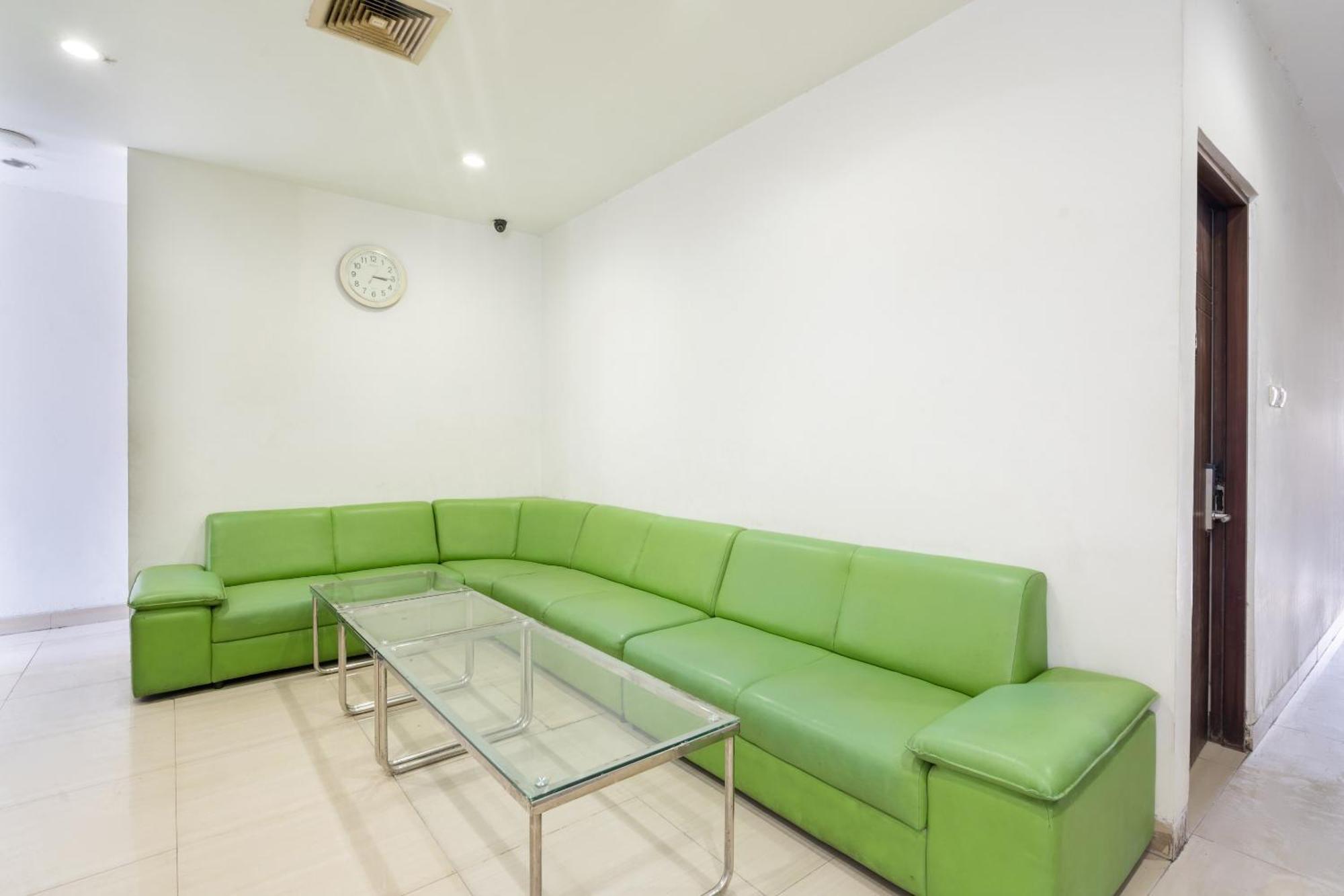 Super Oyo Flagship 91863 Metro House Hotel Surabaya Luaran gambar