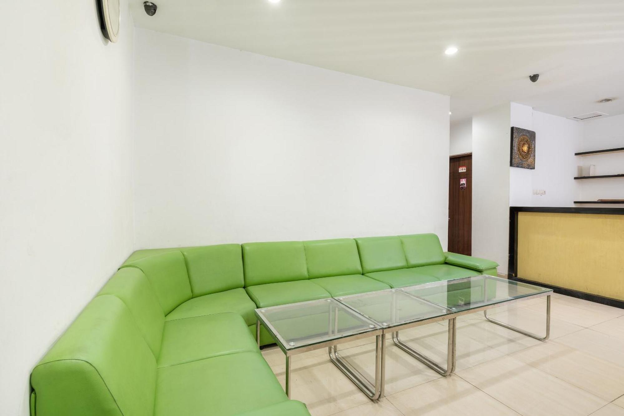Super Oyo Flagship 91863 Metro House Hotel Surabaya Luaran gambar