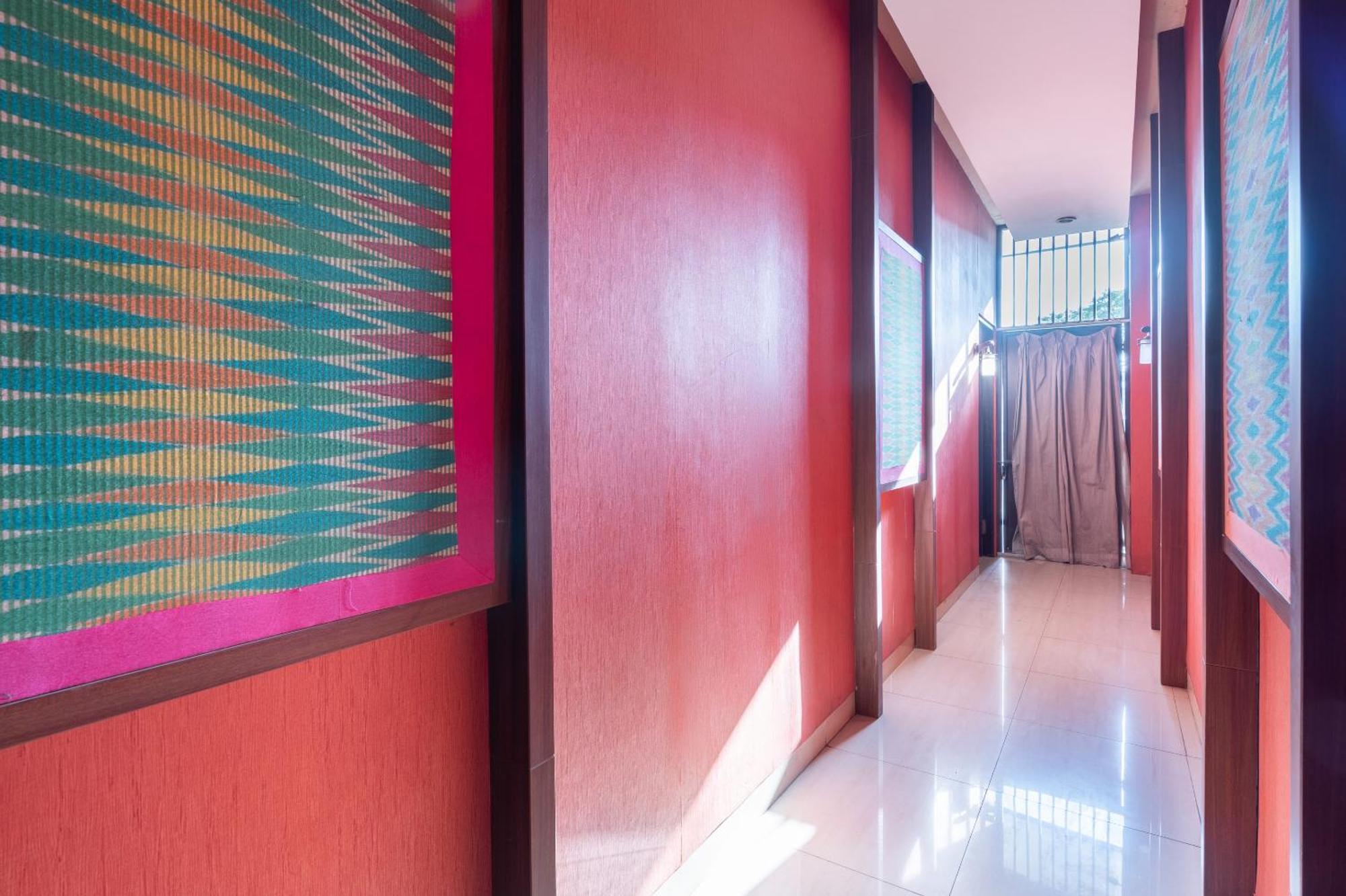 Super Oyo Flagship 91863 Metro House Hotel Surabaya Luaran gambar