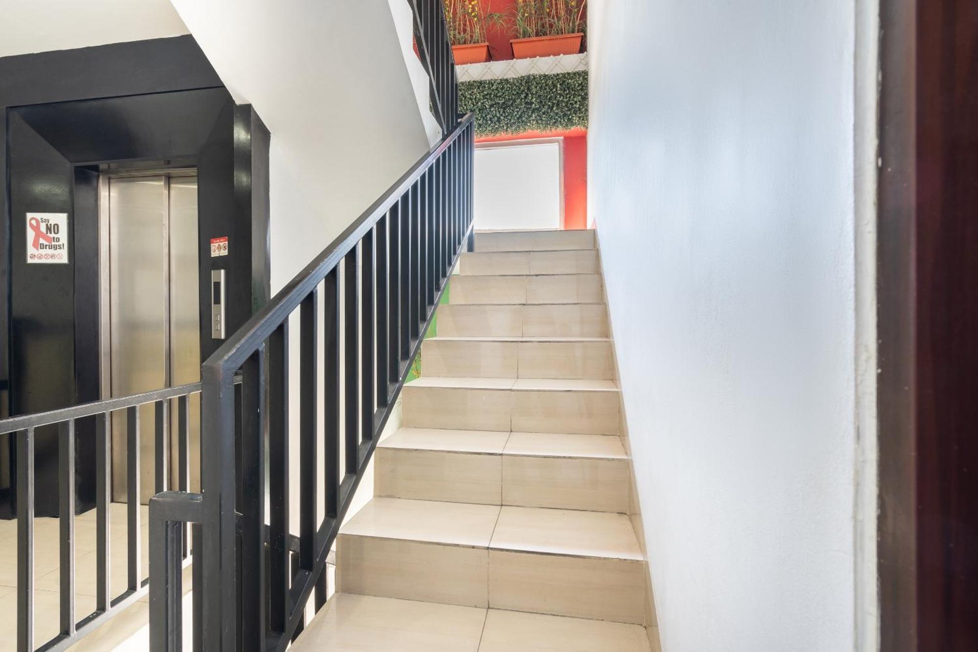 Super Oyo Flagship 91863 Metro House Hotel Surabaya Luaran gambar