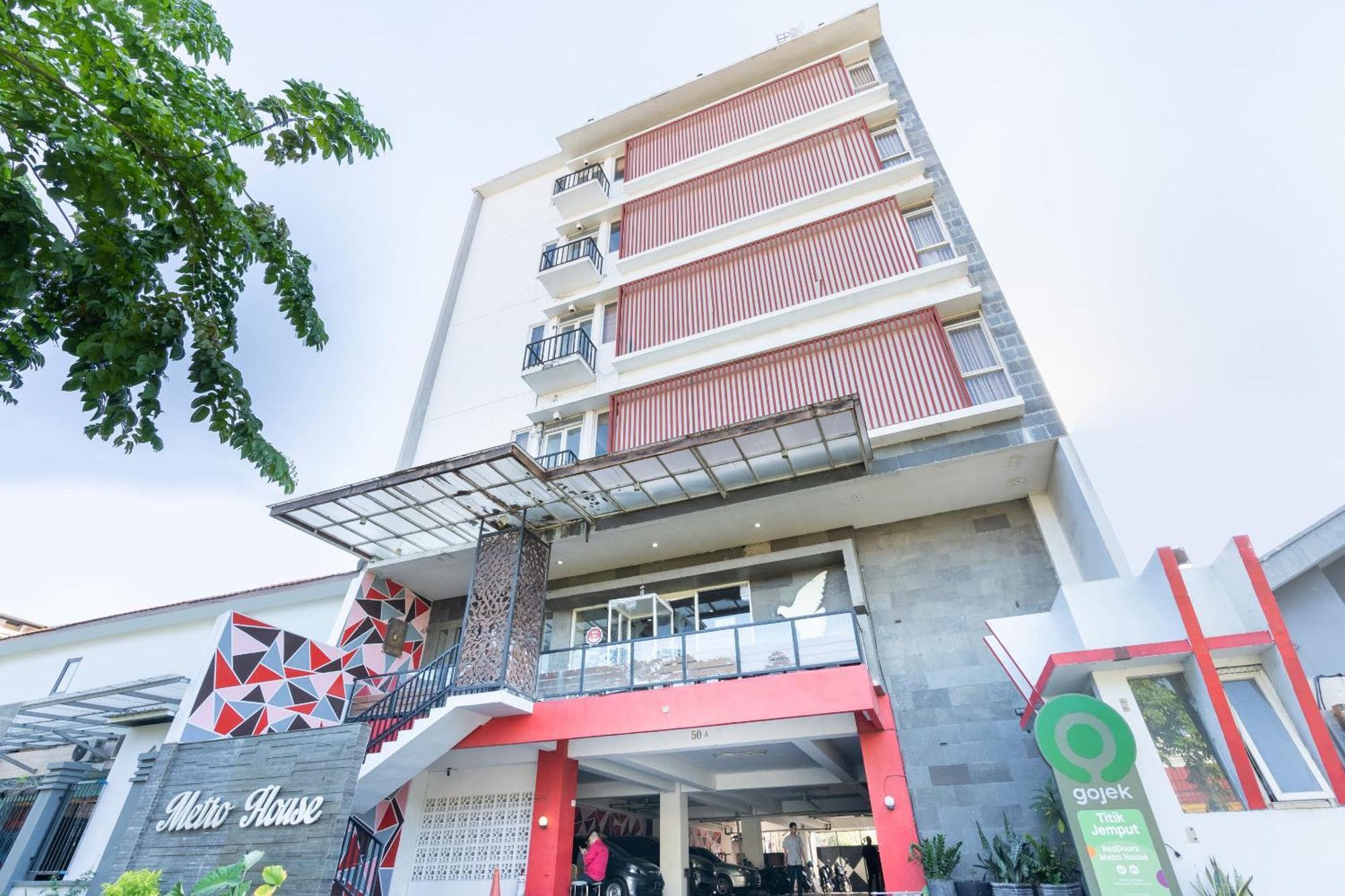 Super Oyo Flagship 91863 Metro House Hotel Surabaya Luaran gambar